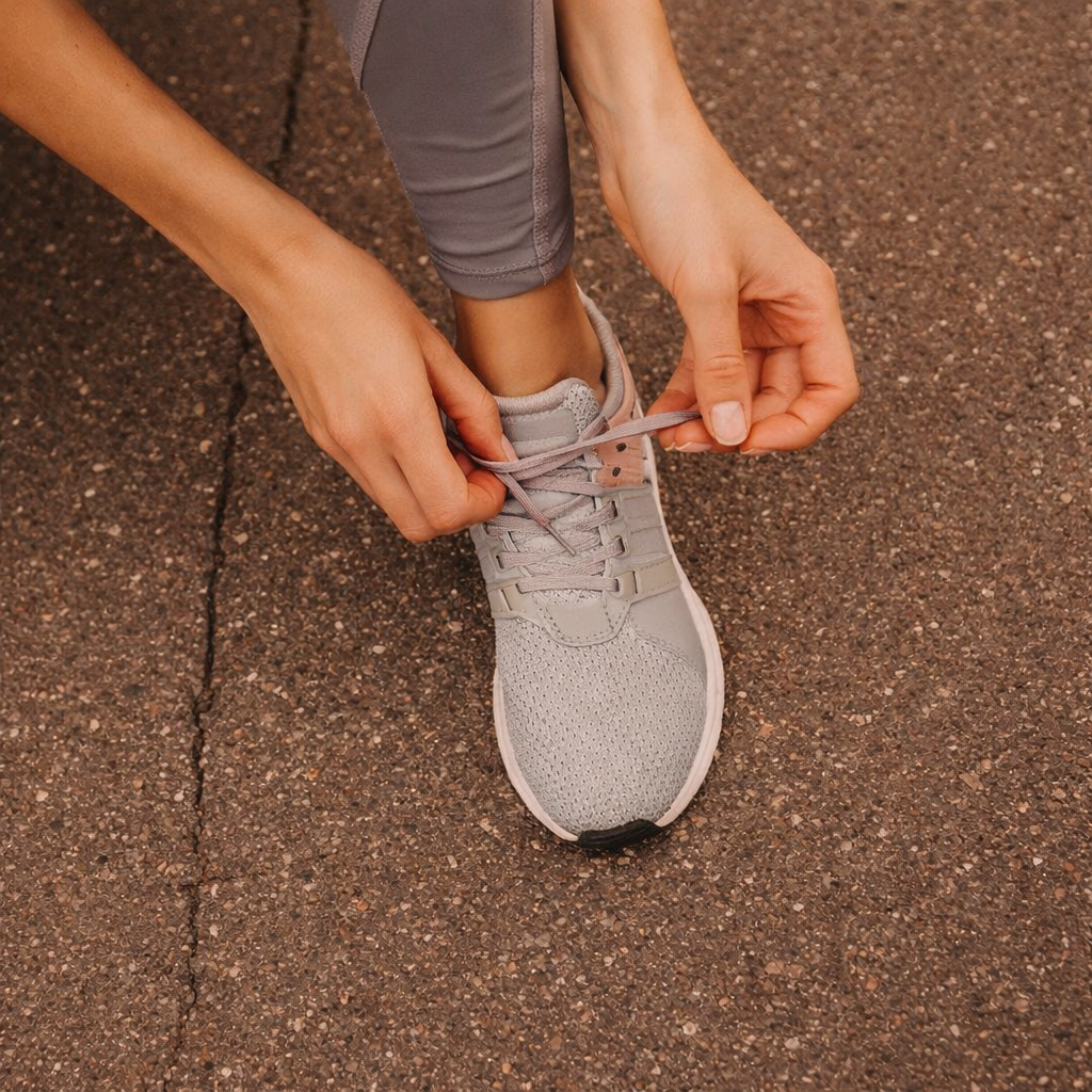 A runner in grey leggings ties